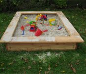 Sandkasten mit Spielzeug